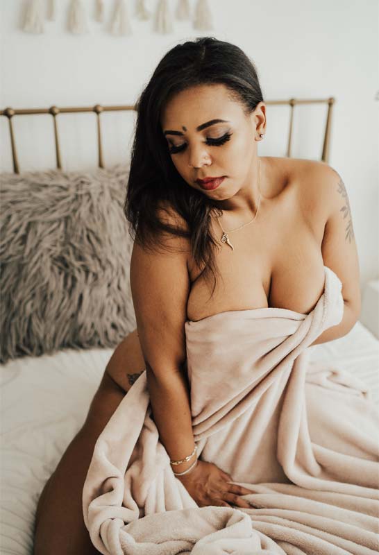 Boudoir Photo Poses on a bed - Angelica Pompy