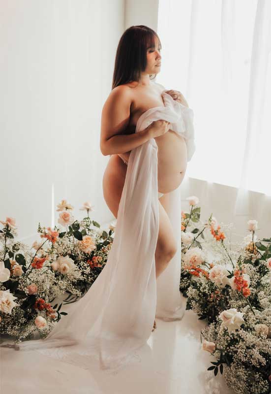 Feminine Maternity Boudoir Photoshoot with Flowers | Pompy Portraits Maternity Photography