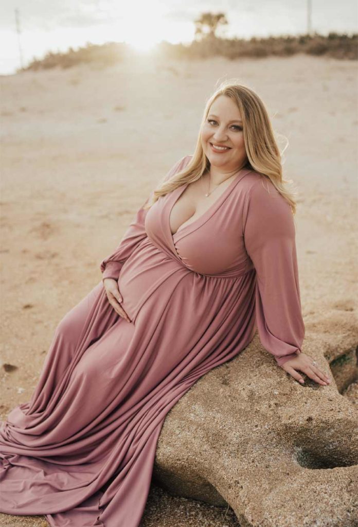 How to pose for maternity photos at the beach
