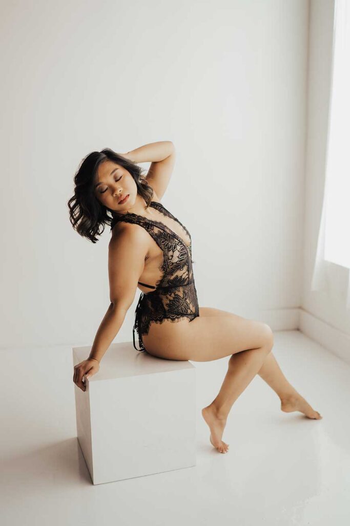 Black lace lingerie on asian woman - Pompy Portraits