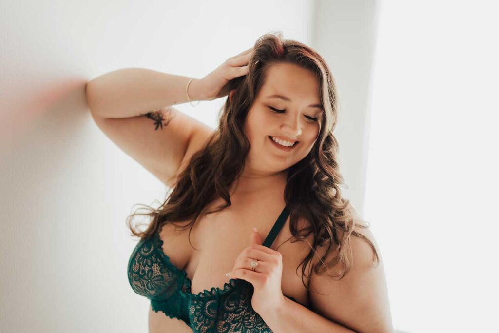 Florida Plus size boudoir photography - girl in green lingerie