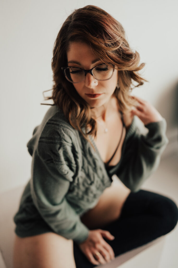 Woman posing in a boudoir photoshoot
